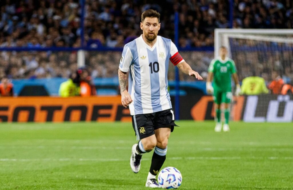 Lionel Messi turned down a record-breaking €1.4 Billion contract from arab football The Argentine star controlling the ball in the middle of the field while wearing Argentina’s national team jersey