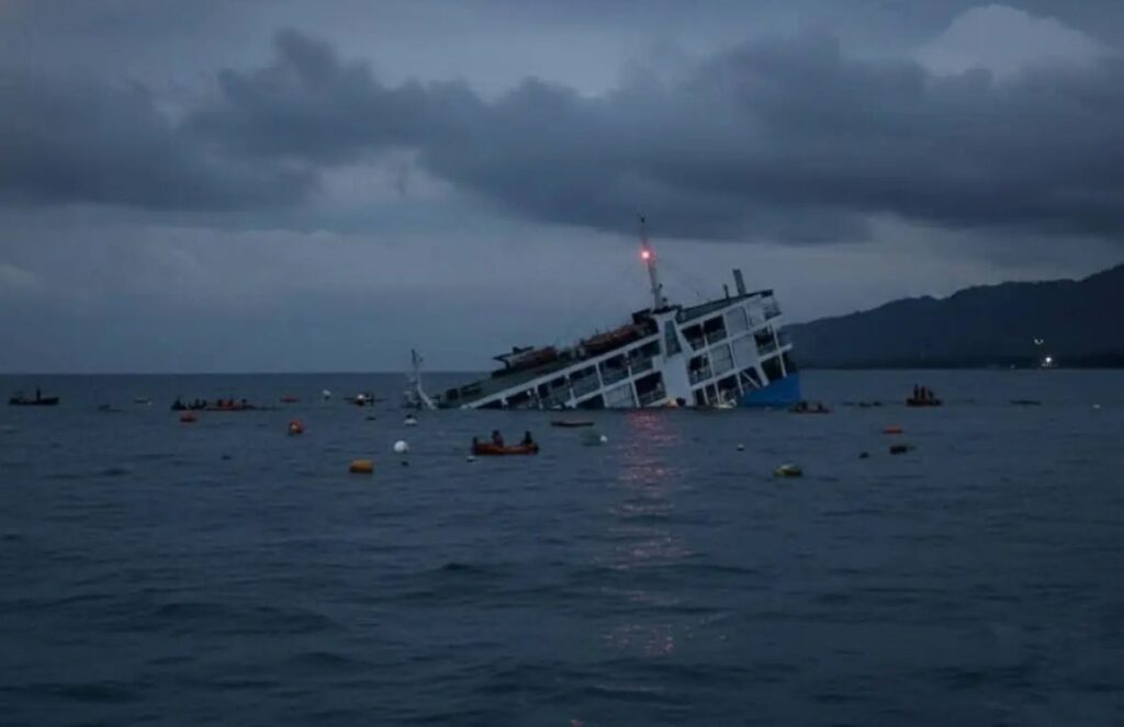 Maritime accident shakes the Philippines: Ferry sinks with more than 300 people on board A ferry slowly sinking while its passengers, in the water, watch it go down