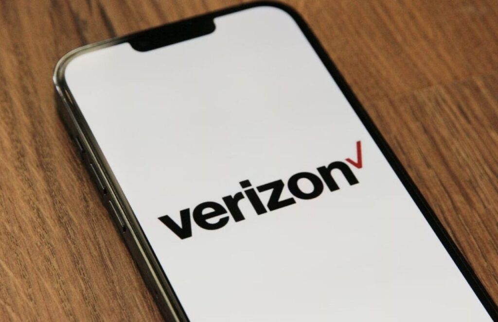 Massive Verizon outage leaves thousands of users without service across the United States A cell phone displaying the Verizon logo and the word “Verizon” on its screen