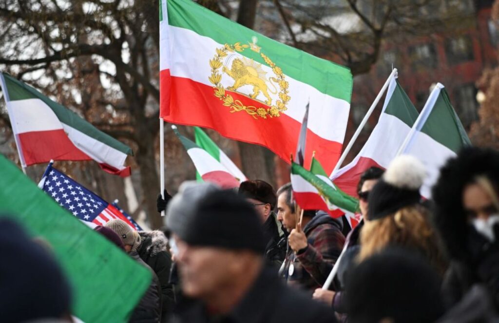 Protests in Iran leave at least 192 dead as the country surpasses 60 hours without internet A crowd of people holding Iranian flags and some signs calling for freedom