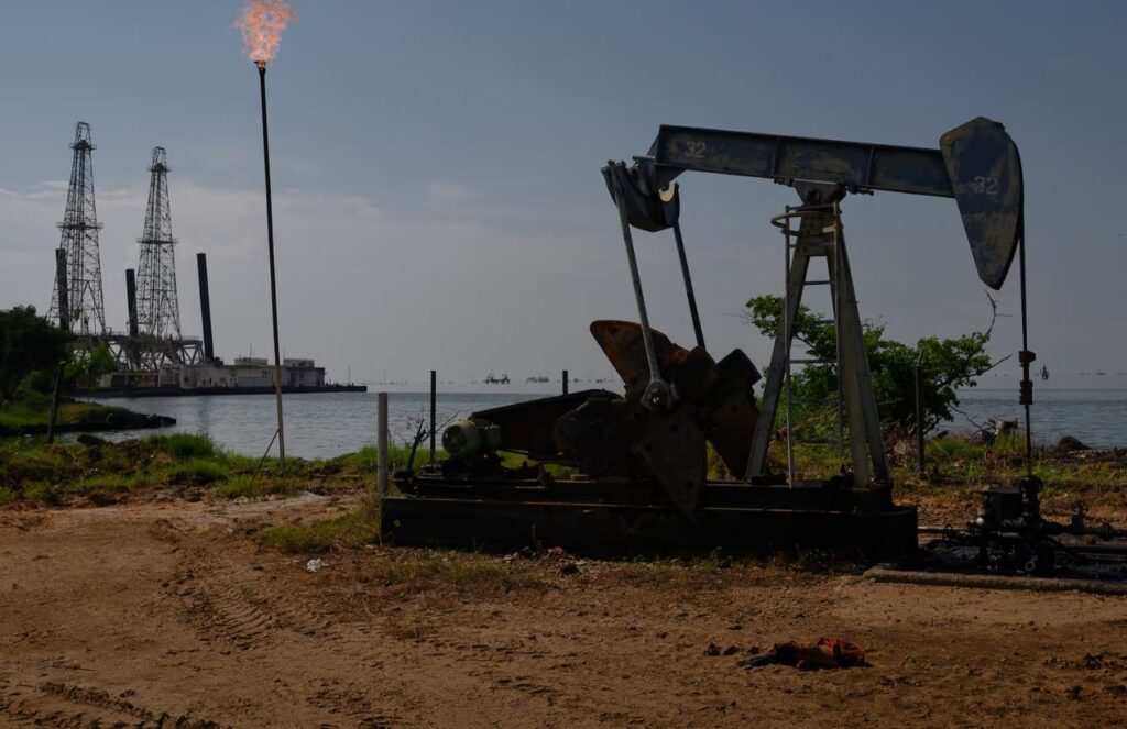 United States attack on Venezuela could trigger a new rise in oil prices A Venezuelan oil plant and refinery in the middle of the crude oil extraction process