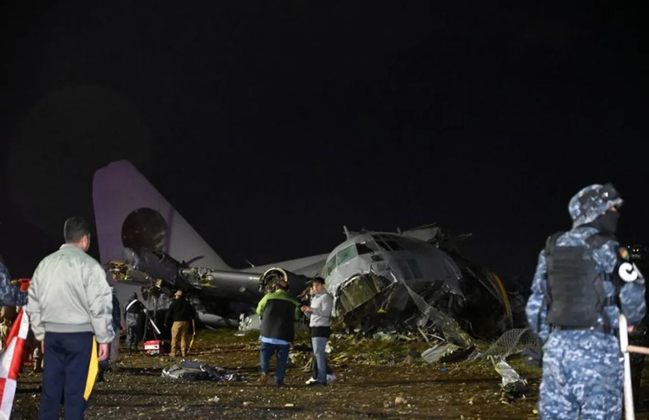 Tragedy in Bolivia: Military plane crashes near airport, leaving dozens of victims Tragedy in Bolivia: Military plane crashes near airport, leaving dozens of victims