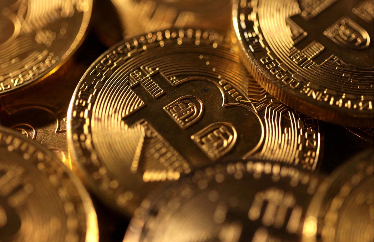 Bitcoin loses more than half of Its value in four months, alarming investors