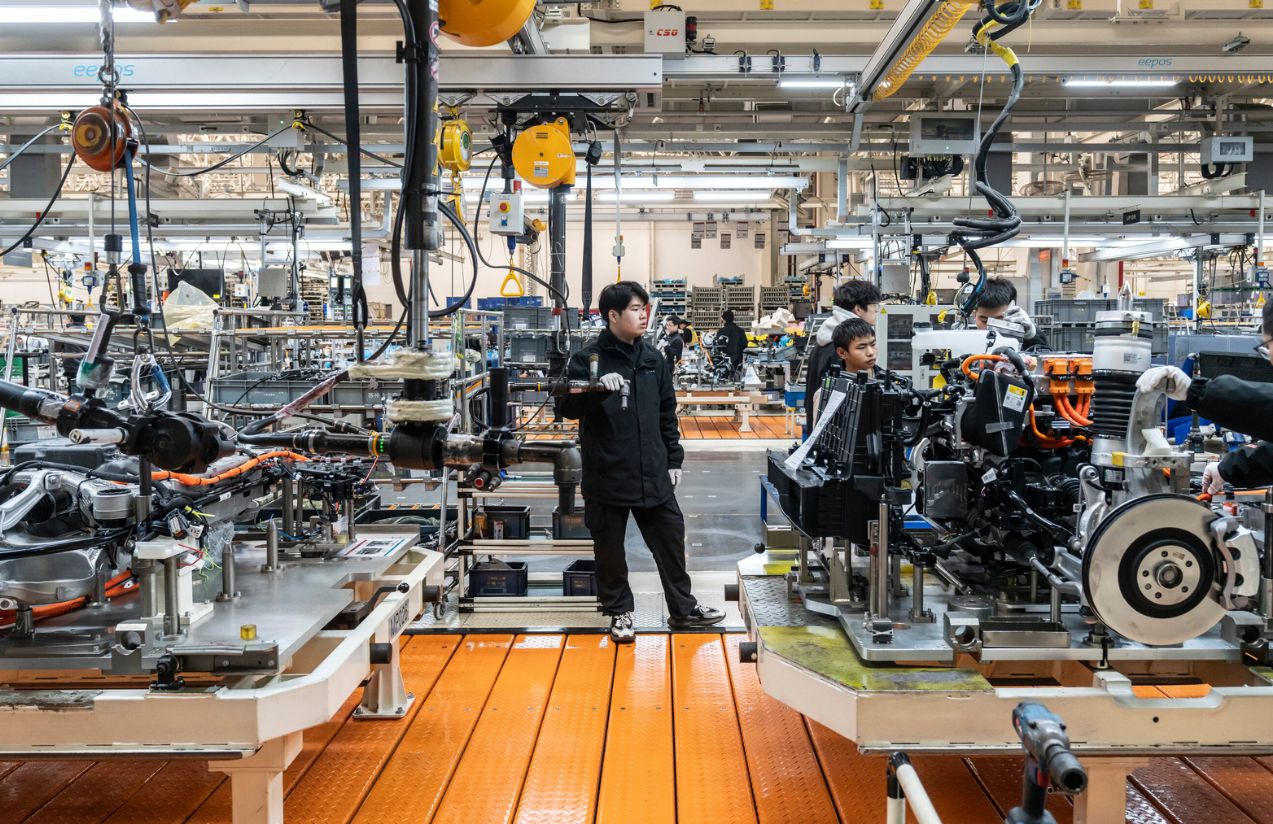 China moves ahead of the future and plans the first car factory with no human workers