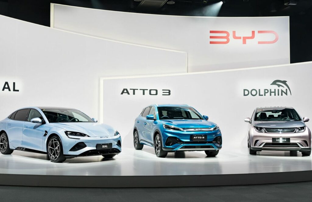 Chinese giant BYD sues the United States over tariffs and seeks refund of payments Three BYD cars displayed on platforms with the company’s name above them