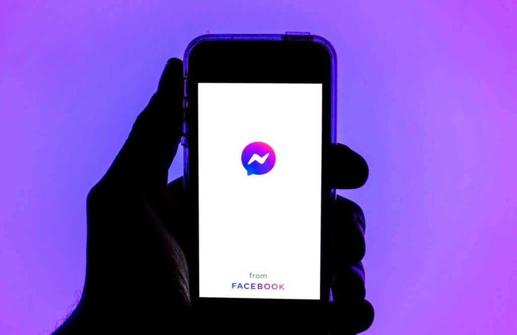 Facebook Messenger says goodbye: the app will stop letting you chat in April 2026 A person holding a mobile phone with the Facebook Messenger app
