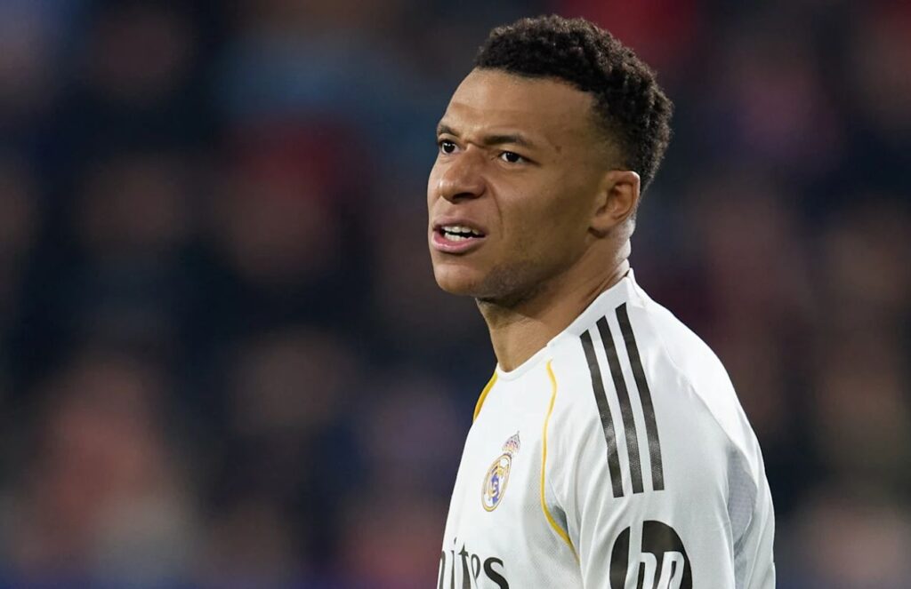 The well-known French forward showing a look of pain in the middle of a match with Real Madrid