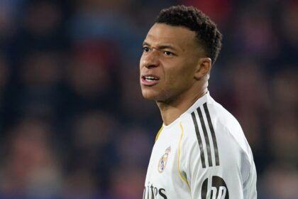 The well-known French forward showing a look of pain in the middle of a match with Real Madrid