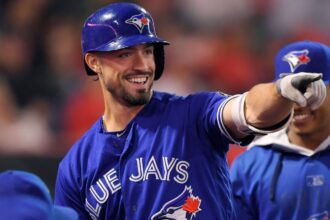 New York Yankees strengthen the outfield: Sign Randal Richuk, former Blue Jays slugger The now Yankees player happily celebrating an important home run or run with his former teammates