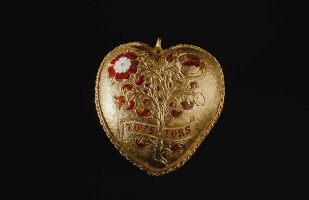 The British Museum recovers a “Proof of Love” lost for more than a century A gold jewel shaped like a heart, with red carvings that appear to be made of ruby