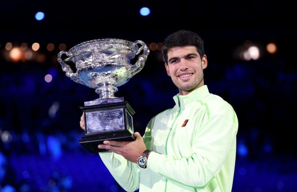 The new king of Tennis: Alcaraz defeats Djokovic and achieves the career grand slam The Spanish tennis player holding the trophy of the 2026 Australian Open champion