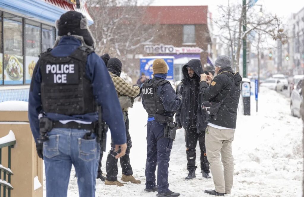 United States withdraws 700 immigration agents from Minnesota after tensions and protests Several ICE agents carrying out their duties amid the snow in Minnesota