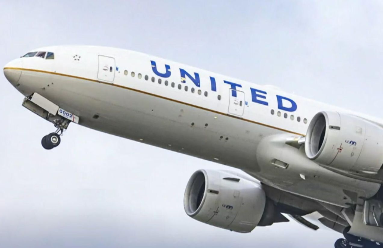 United Airlines flight makes emergency landing in Los Angeles after engine fire alert