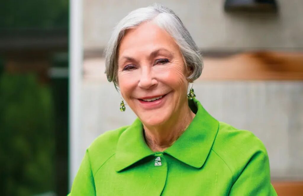 Alice Walton dominates the list of female billionaires in 2026 Alice with short white hair, wearing a green blouse and smiling for the cameras