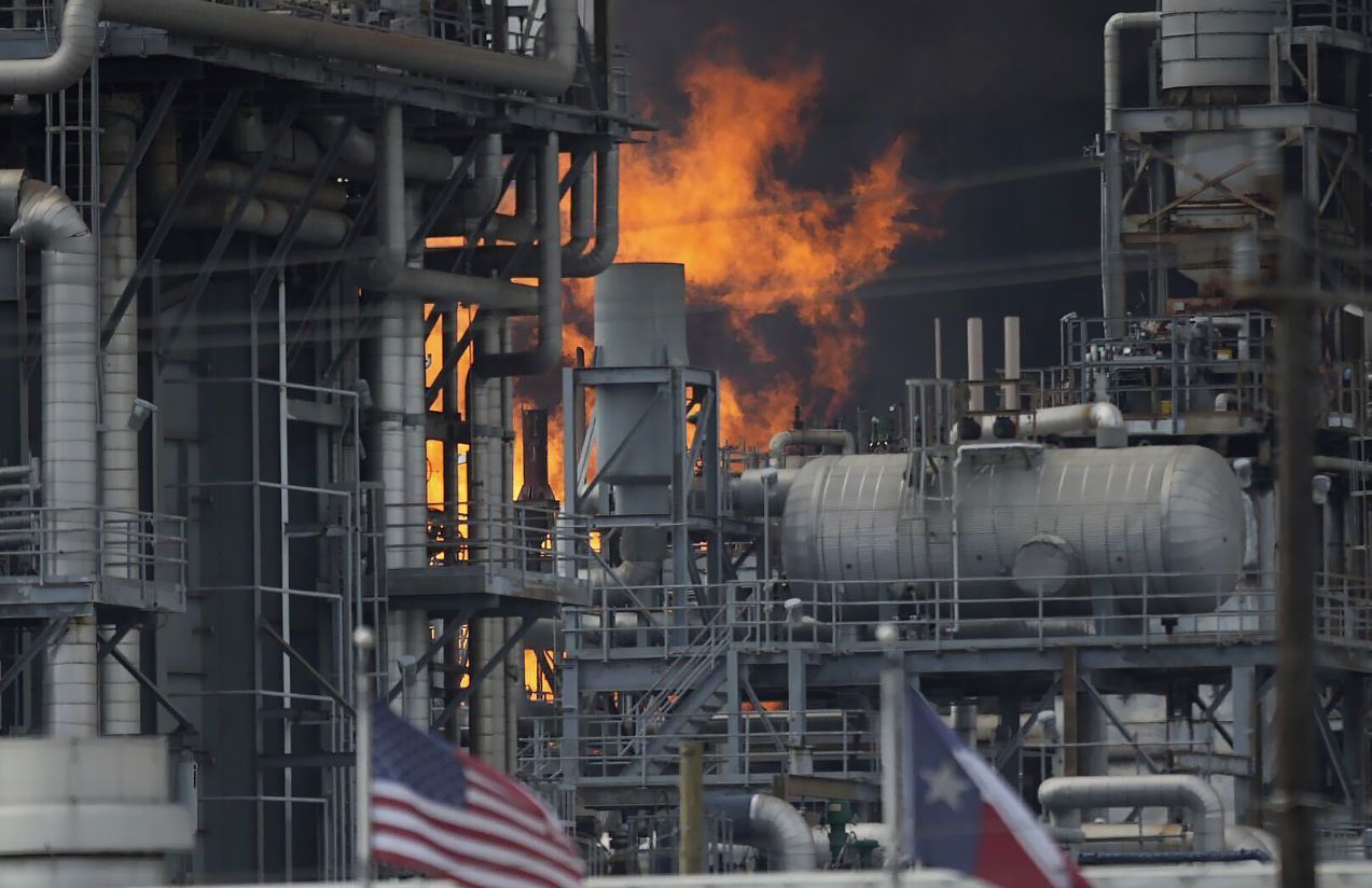 Explosion at Texas refinery triggers alarm and massive smoke clouds