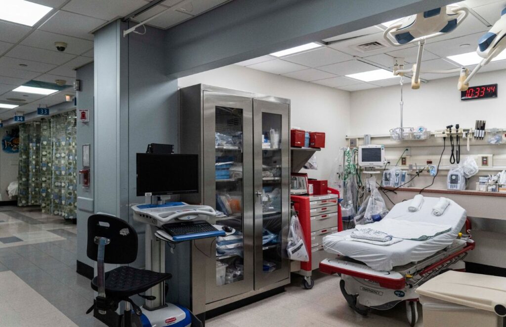 A hospital room with all its equipment ready to be used by patients