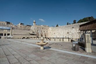 One of the main squares in Jerusalem with no people due to its closure because of the war