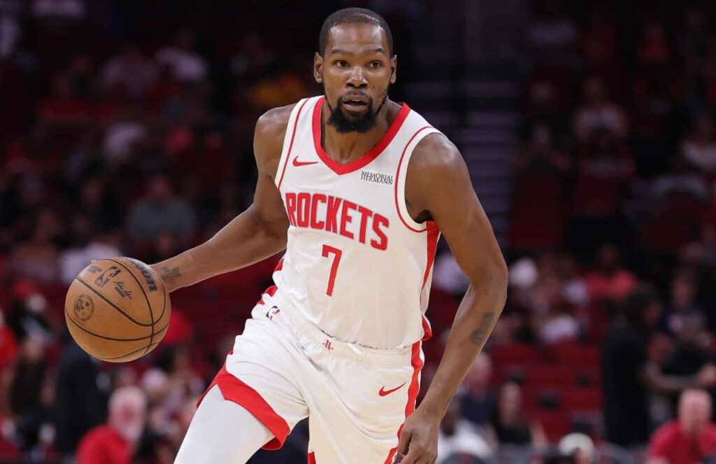 Kevin Durant surpasses Michael Jordan and continues climbing in NBA history Kevin Durant focused and holding the ball while running toward the opponent’s basket