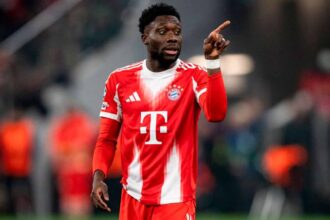 The Canadian player in the middle of a match pointing with one of his fingers toward his teammates or the home crowd