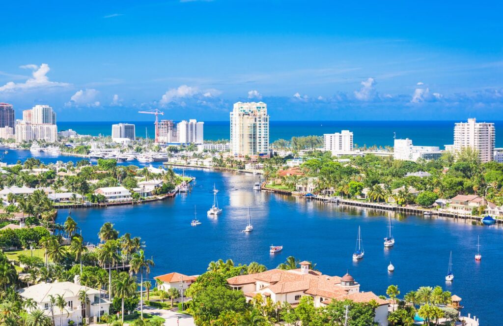 Millionaire exodus reshapes the United States economy as Florida rises a panoramic photo of Florida with its palm trees, houses, and beautiful buildings