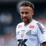 Neymar in the middle of a match with a very worried expression