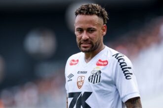 Neymar in the middle of a match with a very worried expression