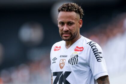 Neymar in the middle of a match with a very worried expression