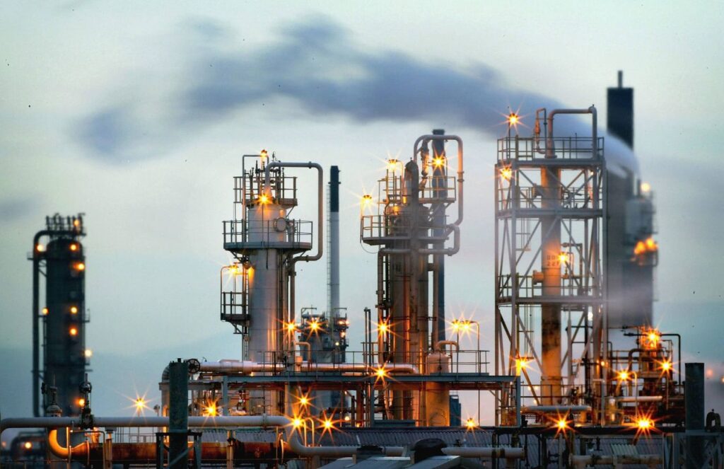 Oil markets on alert: Price fluctuations expected after attacks on Iran An oil plant operating and releasing smoke from its boilers