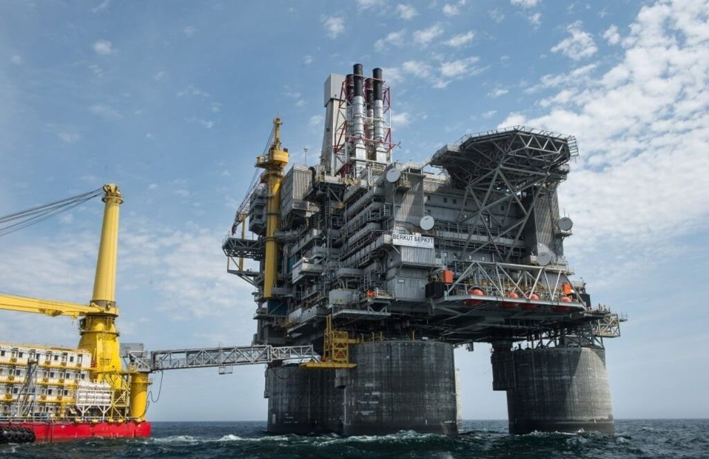 An oil platform in the middle of the sea