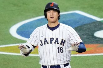 The Japanese hitter asking for calm after hitting a powerful shot