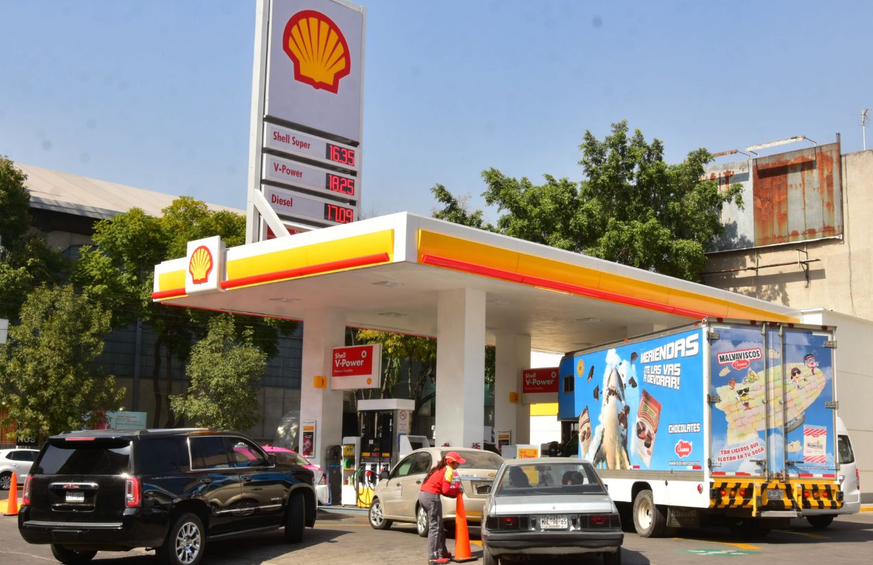 Gas prices surpass $4 and hit the wallets of millions in the United States Gas prices surpass $4 and hit the wallets of millions in the United States