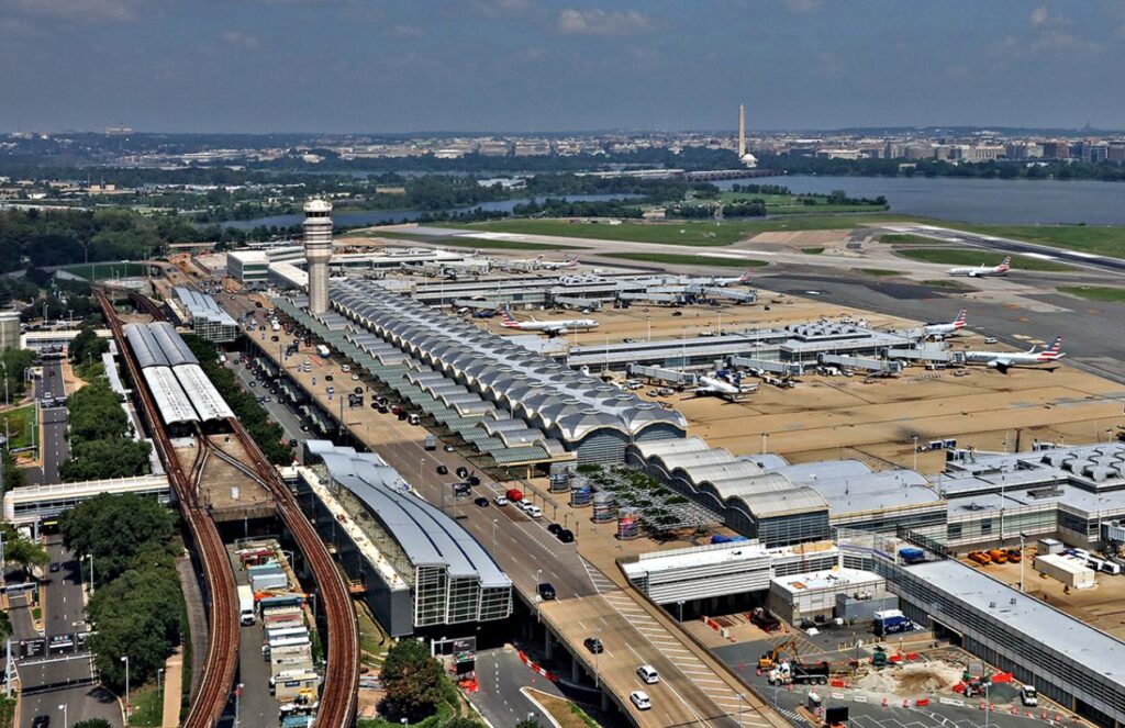 United States: Strong chemical odor forces temporary flight suspension at Washington area airports One of the airports in Washington seen from above, with all its airplanes and cars parked