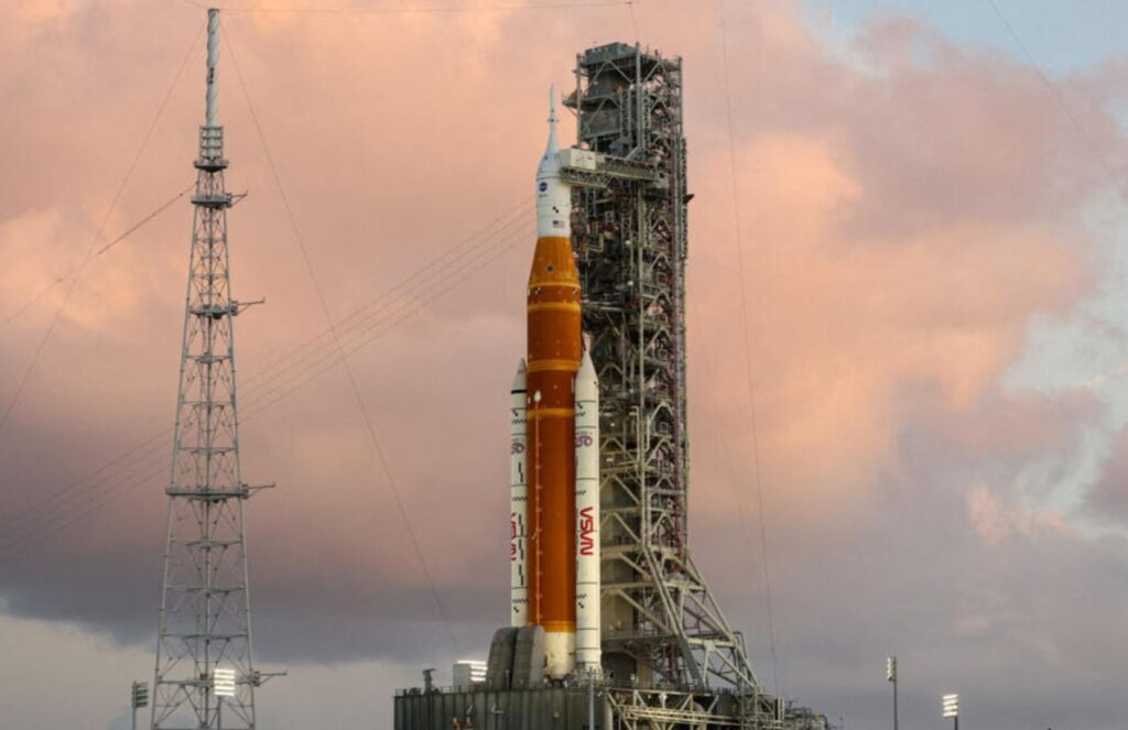 the rocket of the Artemis II mission in launch position with its orange and white colors