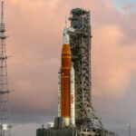 the rocket of the Artemis II mission in launch position with its orange and white colors