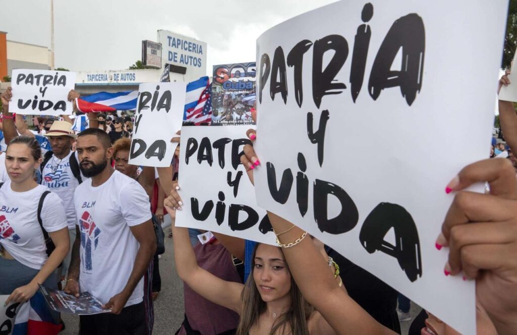 Cuba surprises with the mass release of prisoners amid the crisis A crowd of people protesting for the release of political prisoners