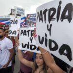A crowd of people protesting for the release of political prisoners