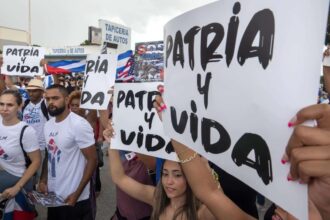 A crowd of people protesting for the release of political prisoners