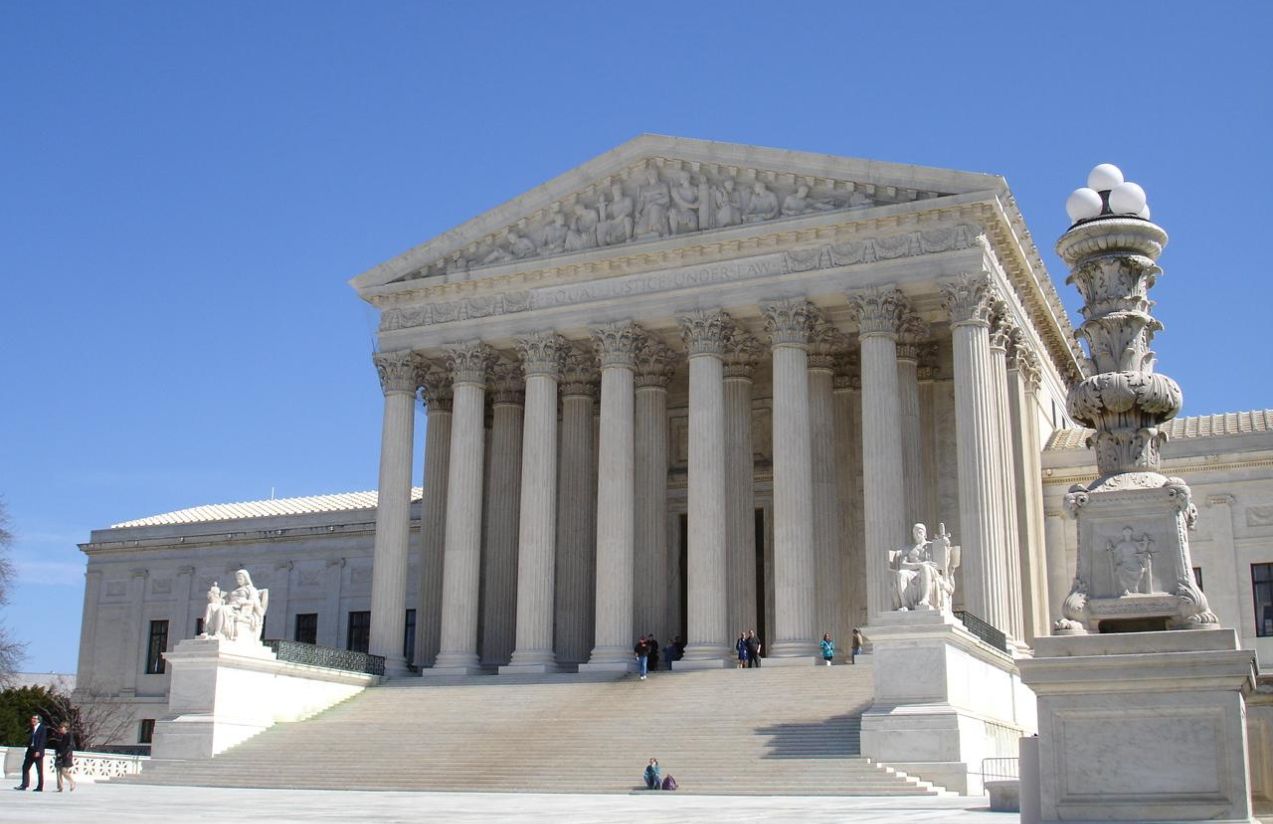 Trump attends the Supreme Court and takes center stage in a historic U.S. hearing