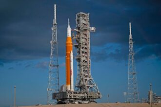 The rocket of the Artemis II mission on the launch pad