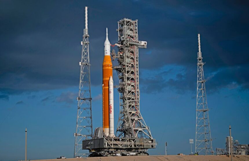 The rocket of the Artemis II mission on the launch pad