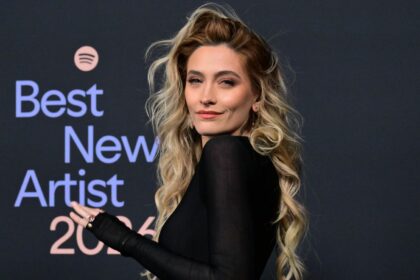 Paris Jackson attacks “Michael” and shakes the success of her father’s biopic Paris Jackson posing on a red carpet wearing a beautiful black dress.
