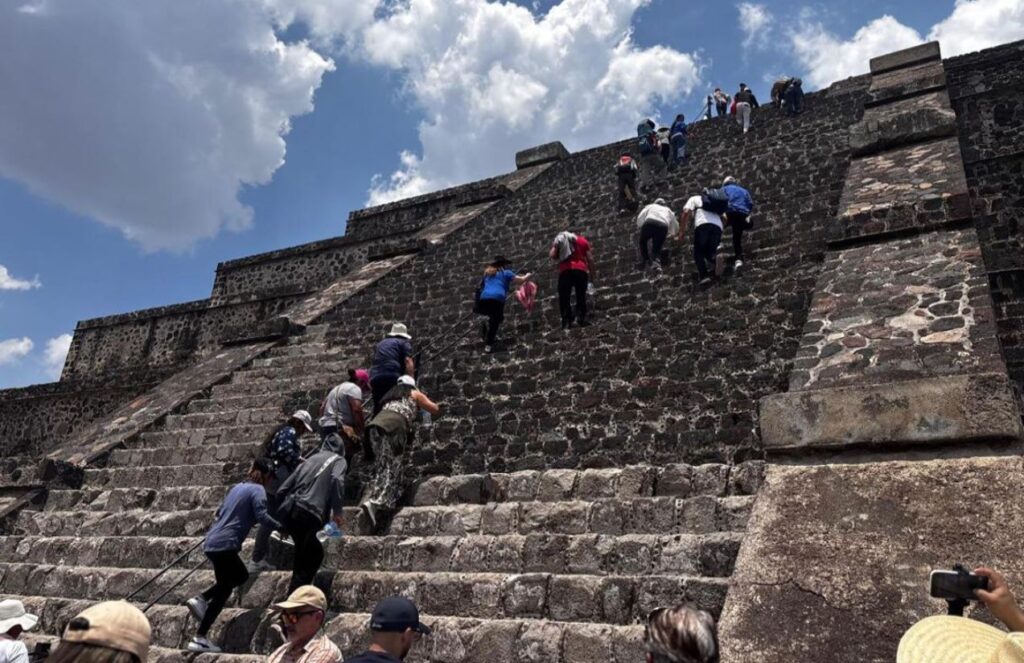 Many people walking along the historic steps of Teotihuacán.