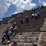 Many people walking along the historic steps of Teotihuacán.
