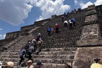 Many people walking along the historic steps of Teotihuacán.