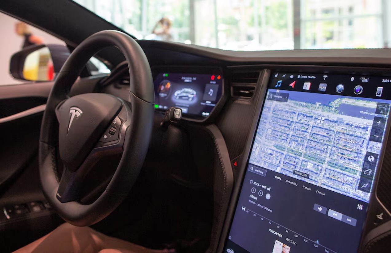 Revolution at the wheel Tesla introduces a system that doubles steering rotation and transforms driving