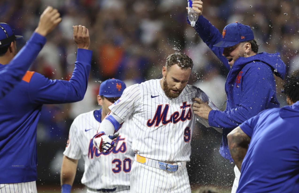 The New York Mets win but lose Francisco Lindor to injury at a crucial moment