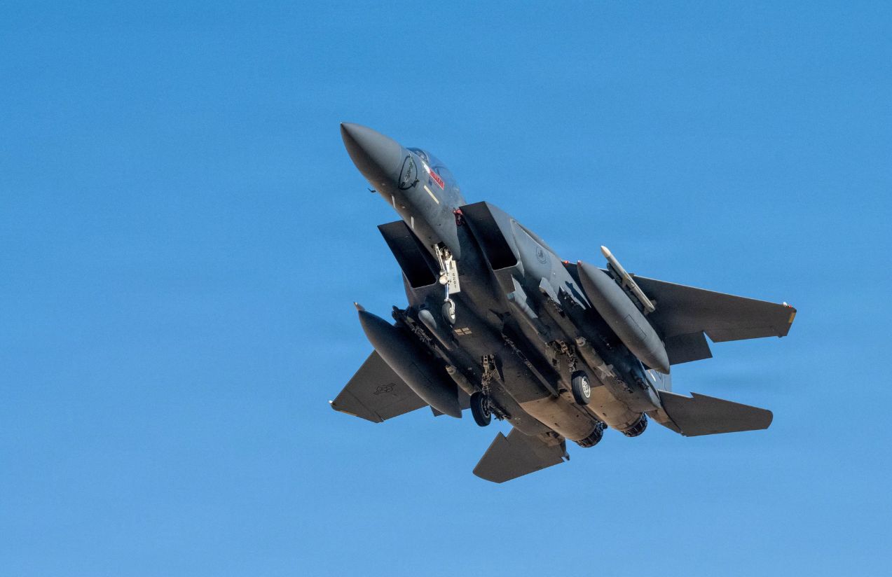 Jet shot down in Iran sparks high-risk rescue operation in war zone