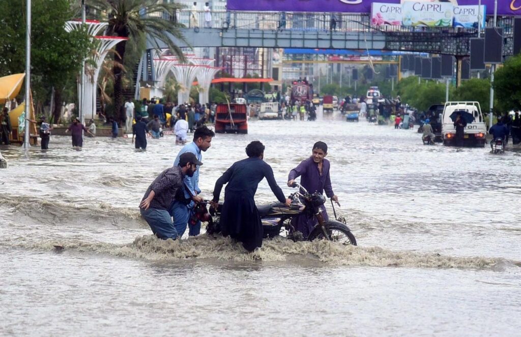 Tragedy in Afghanistan: at least 77 dead after floods and landslides amid heavy rains A flooded street in Afghanistan with several people helping each other recover their belongings