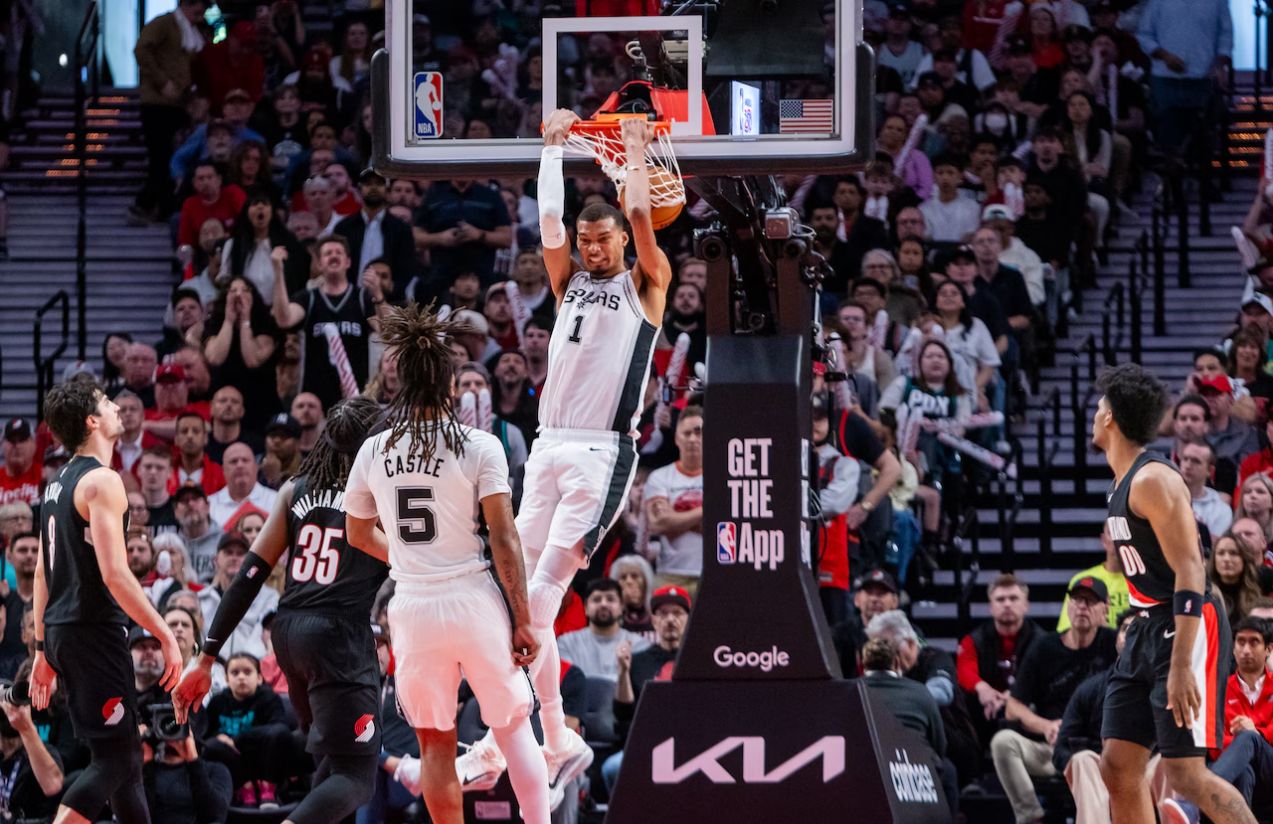 Victor Wembanyama returns in style and puts the San Antonio Spurs one step away from advancing