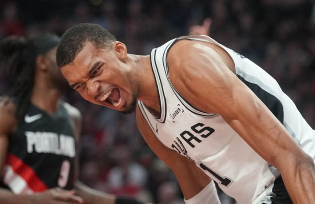 The French phenomenon celebrating with euphoria and strength his team’s victory, one step away from the next round.